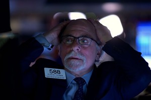 Giới đầu tư lại bán ra, phố Wall đỏ lửa